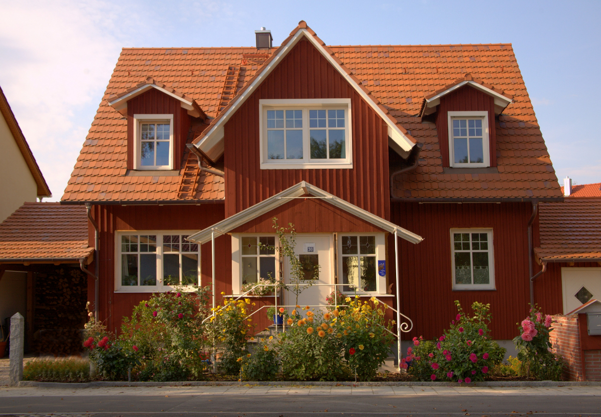13 Colors to Paint a House With Red Roof (With Images)