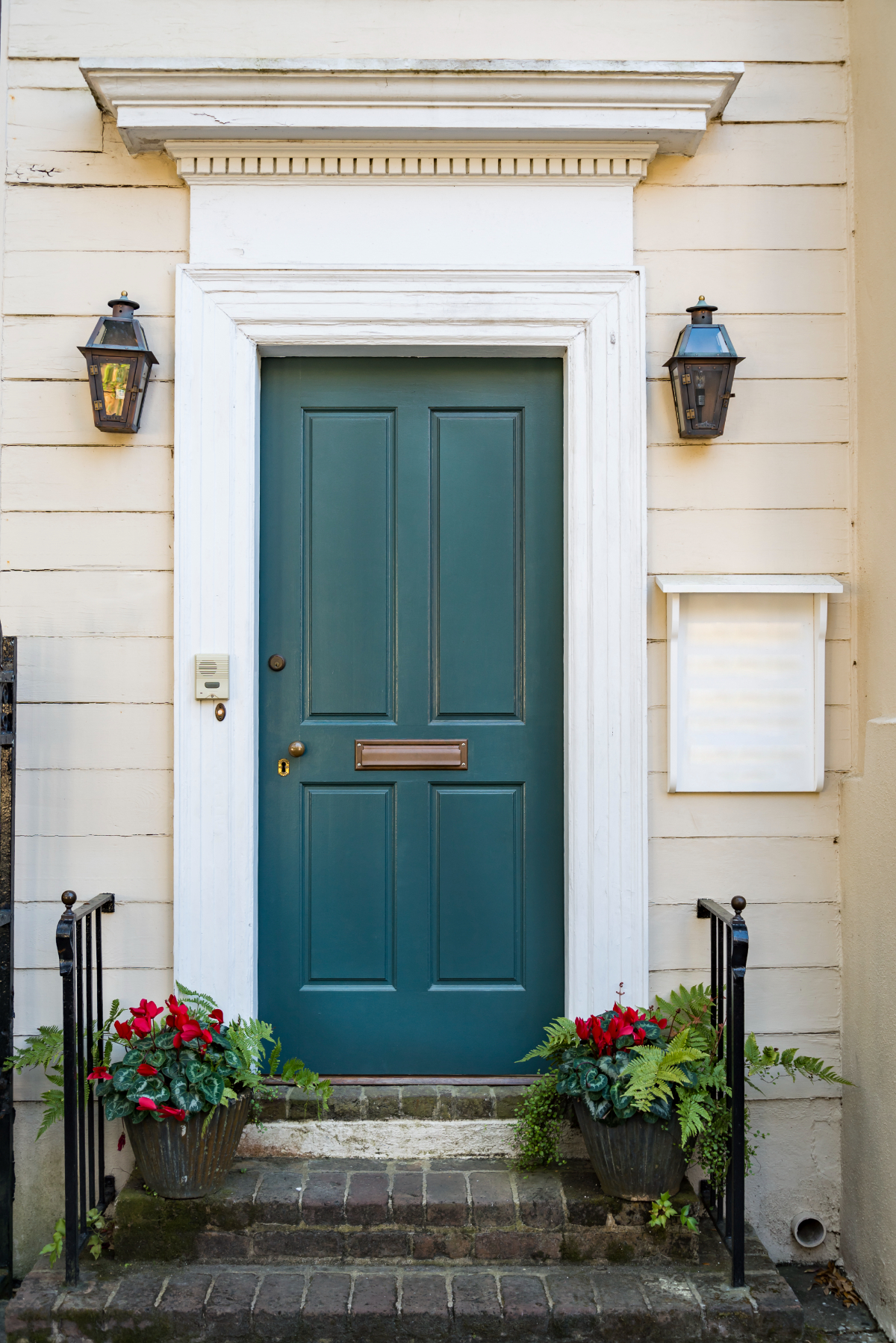 20 Trendy Front Door Colors For a Beige House (With Photos)