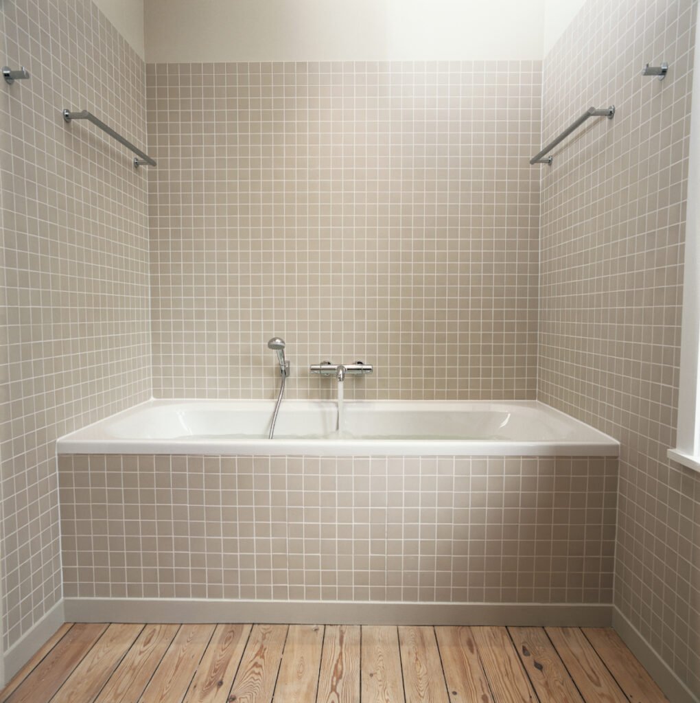 Alcove Bathtub in Compact Bathroom