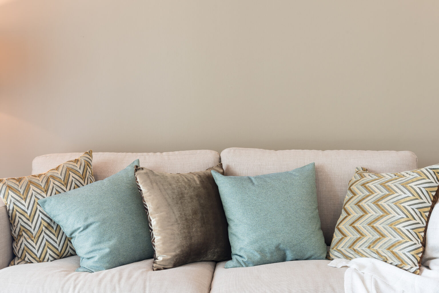 34 Types Of Throw Pillows For Couch (Guide with Images)