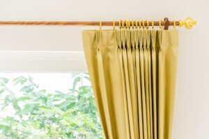 Triple-Pleat-Curtain-Hanging-on-a-Rod